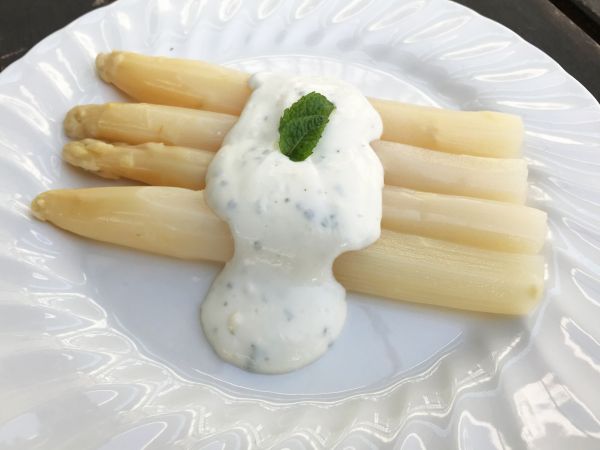 Espárragos blancos con salsa de yogur y hierbabuena. Foto propia